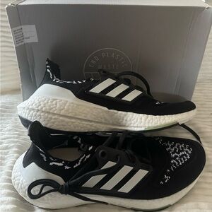 adidas UltraBoost 22